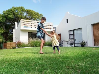 Einfamilienhaus mit spielenden Kindern  - Grenzland Immobilien