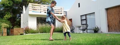 Einfamilienhaus mit spielenden Kindern  - Grenzland Immobilien